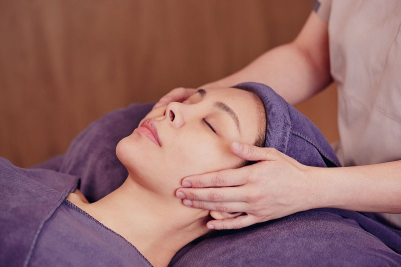 Facial massage supporting post-acne skin care