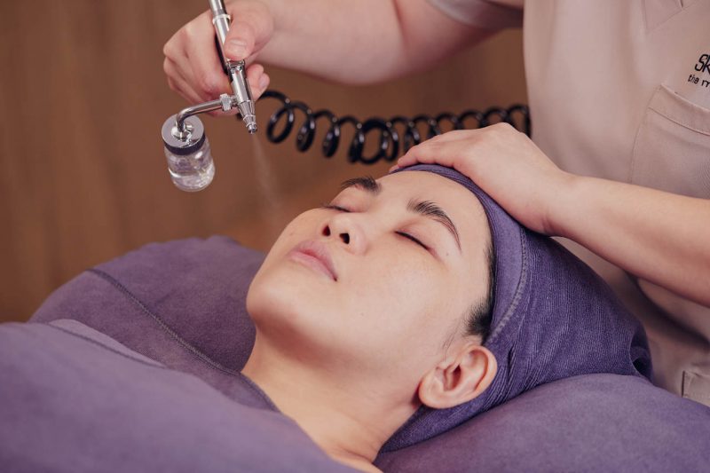 Nano Cold Jet treatment during a Hydra Collagen Facial