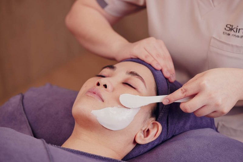 Hydrating soft mask applied during dry skin treatment